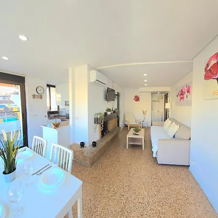Nogalera Rainbow 2-bedroom Apartment, Pool And Parking By Namaste Elite Apartman